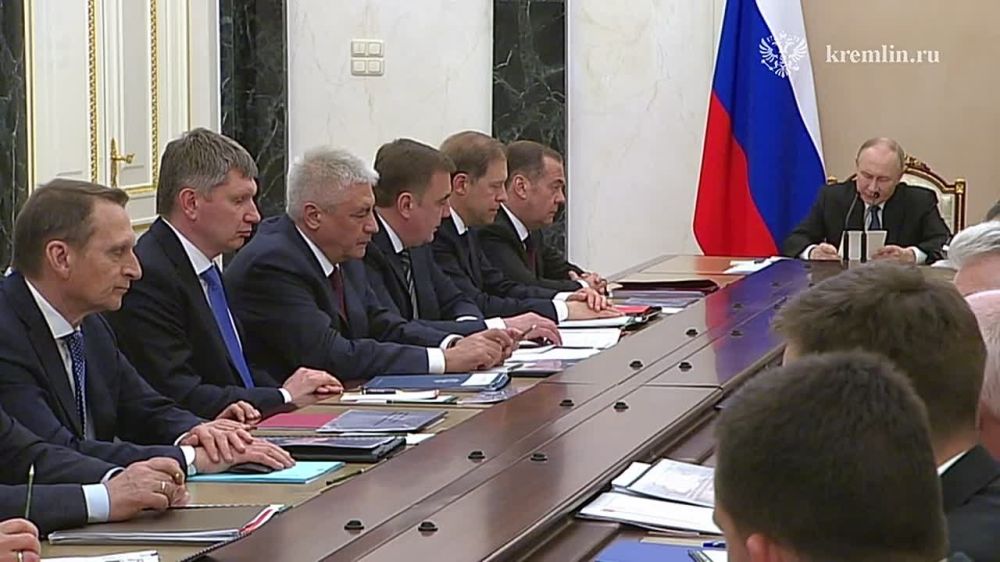 В Кремле под председательством Владимира Путина проходит заседание Военно-промышленной комиссии
