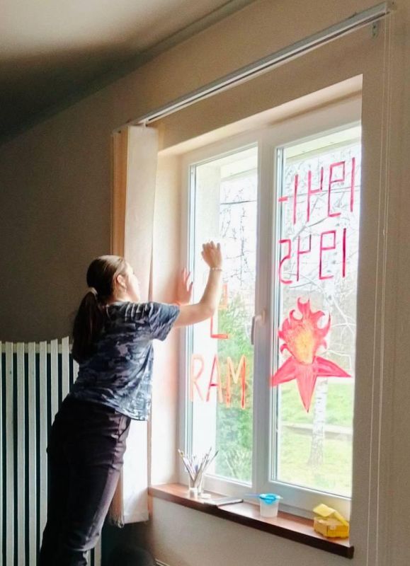 Окна Победы в Красном: память, переданная сквозь стекло