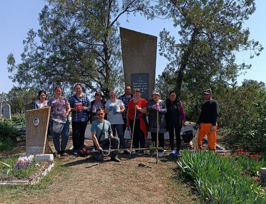 В Чаплинском округе продолжаются работы по благоустройству памятных сооружений