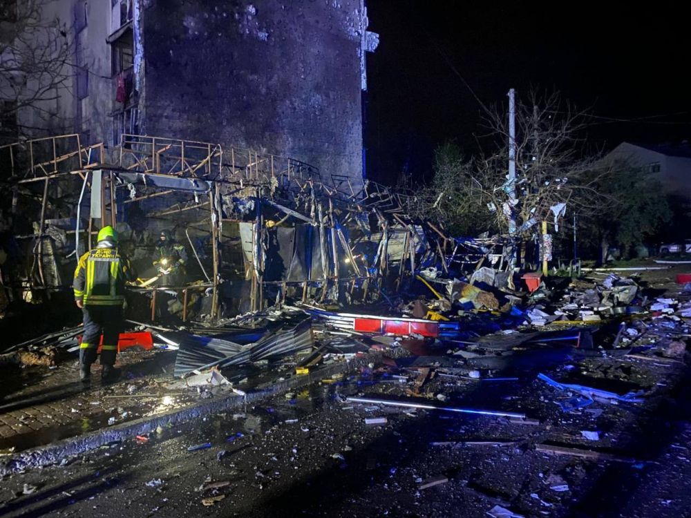 Киев. Предварительно, в результате ночных атаки погибли 10 человек, 63 пострадавших, 42 госпитализировали в больницу, среди них 6 детей