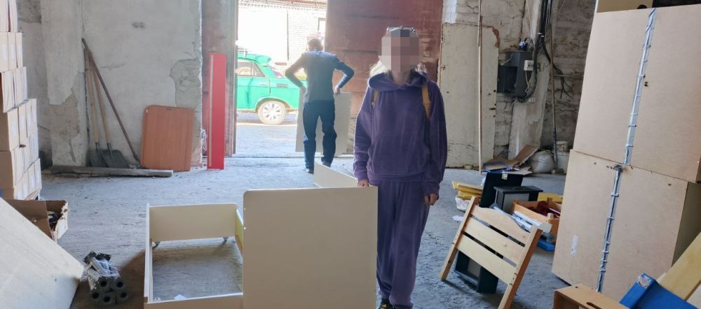 Александр Дудка: Помощь многодетной семье. Заместитель главы администрации Скадовского муниципального округа Людмила Козлова передала многодетной семье детскую мебель в качестве помощи