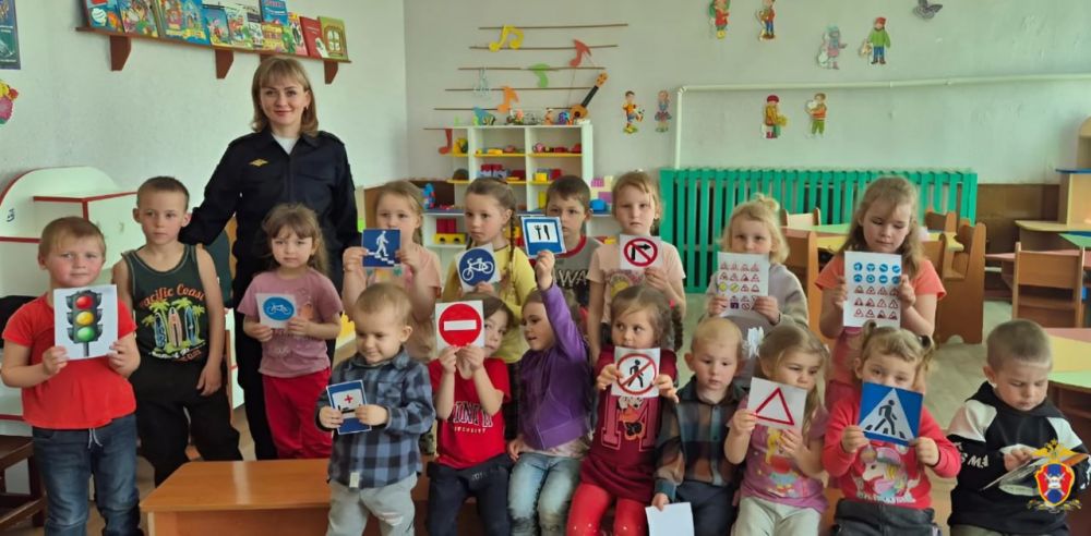 Госавтоинспекторы провели занятие по правилам дорожной безопасности для воспитанников Строгановского детского ясли-сада