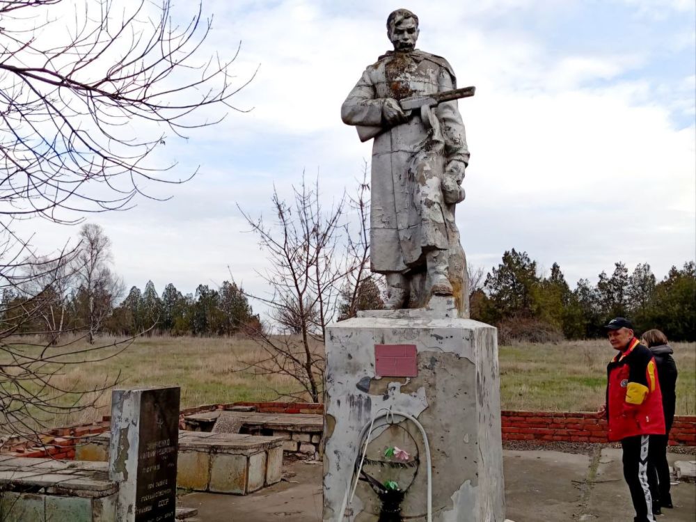 Сотрудники регионального оператора благоустроили мемориал в Верхнем Рогачике