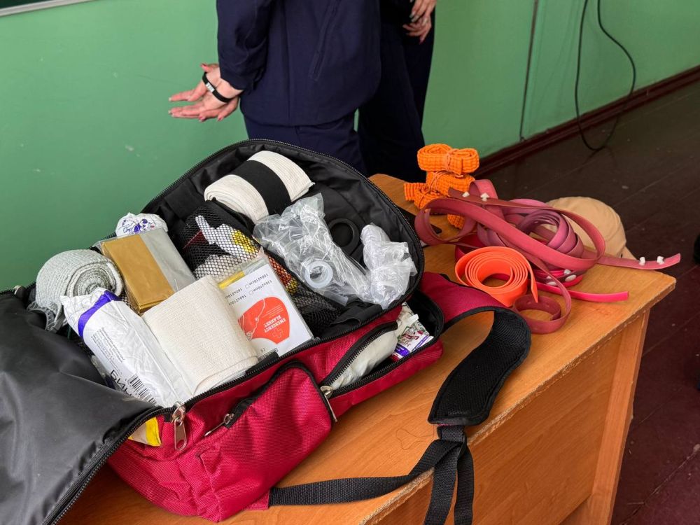 Первая помощь. В Круглоозерской школе Голопристанского района активисты ВСКС провели занятие по оказанию первой медицинской помощи