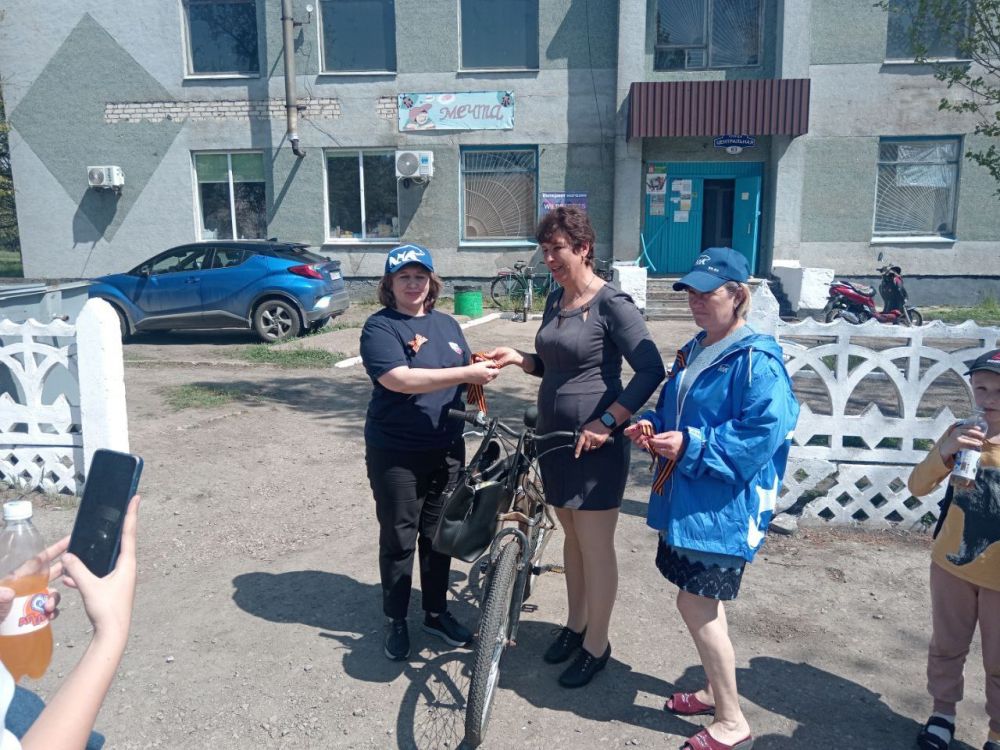 Первичное отделение партии «Единая Россия» активно участвует в раздаче георгиевских ленточек