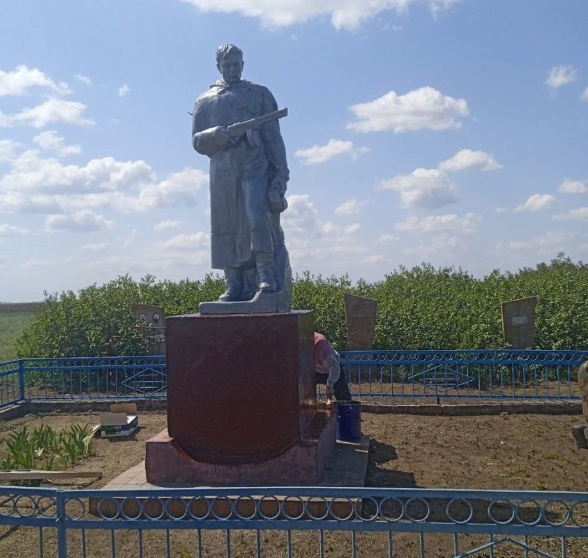 В Крестовском территориальном отделе проводят работы по благоустройству памятных сооружений