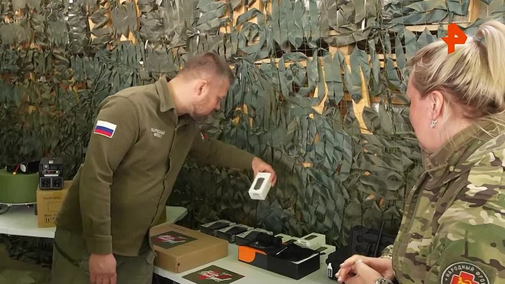 Автомобиль для эвакуации раненых с защитным комплексом и средства связи передал Народный фронт штурмовикам