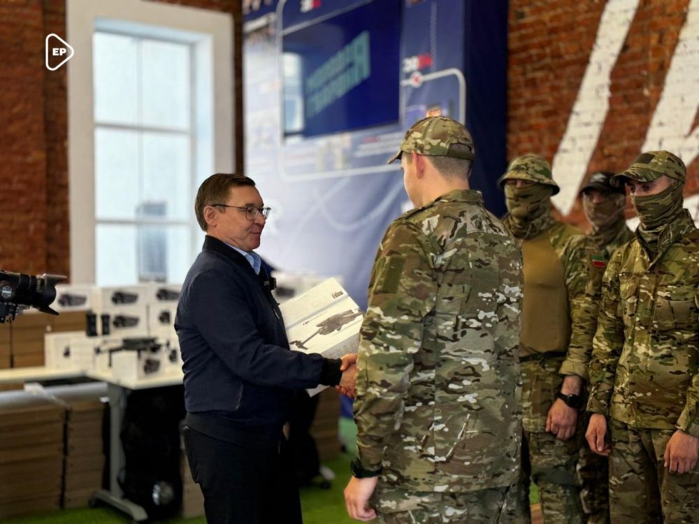 Владимир Якушев передал дроны, аккумуляторы и средства связи бойцам БПЛА Центрального военного округа