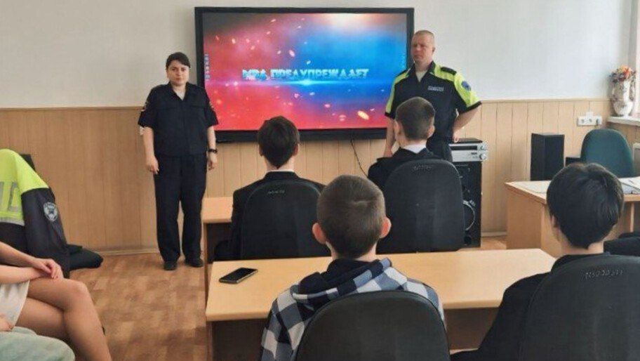 Учащимся Стрелковской школы рассказали о правилах управления скутерами и мопедами