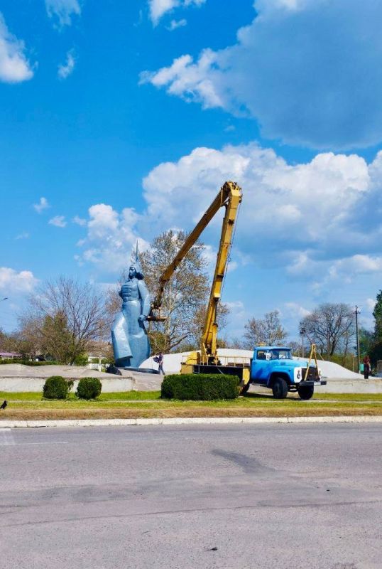 Каховский субботник!. Сегодня в преддверии праздничных дней все работники и служащие Каховского КСК участвовали в субботнике по благоустройству нашего города