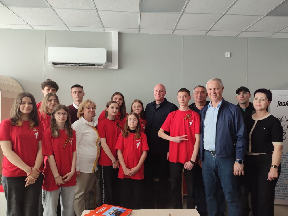 Дмитрий Чернышенко посетил Херсонскую область и встретился с активистами Движения Первых