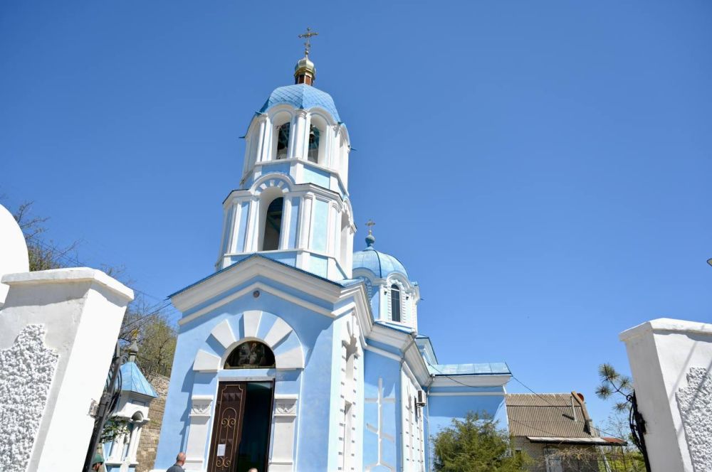 Зампредседателя Правительства России Дмитрий Чернышенко передал в дар Кафедральному собору Рождества Пресвятой Богородицы в Геническе церковный ладан