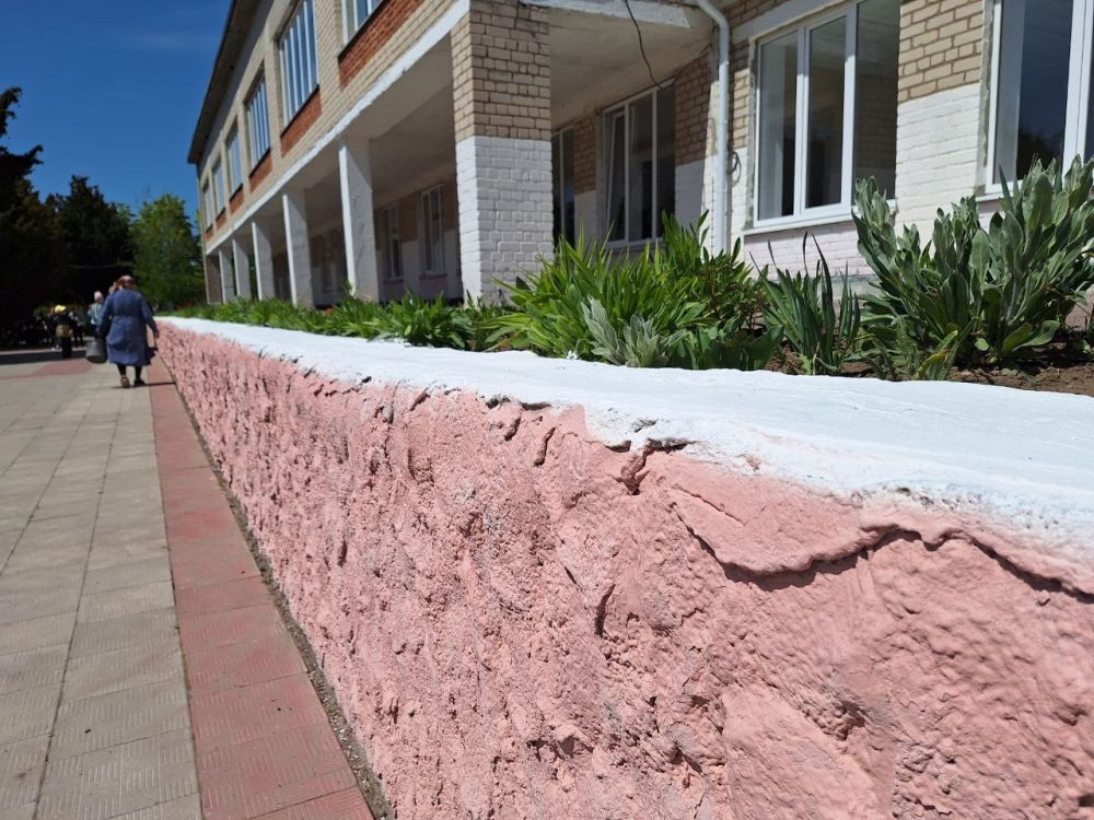 Субботник в Лазурненской школе