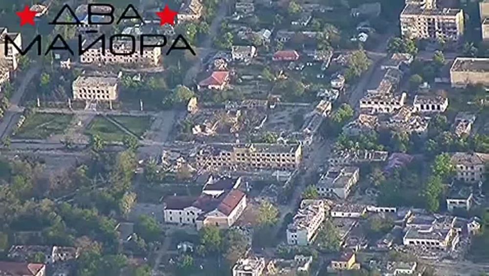 Здесь уже обработка вражеских объектов авиабомбами авиации ВКС РФ в населённых пунктах Бергунка и Берислав Херсонской области, видео Telegram-канала "Два майора"