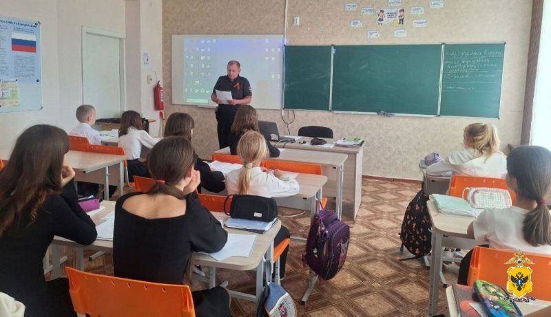 В Херсонской области сотрудники полиции продолжают цикл уроков патриотического воспитания для школьников
