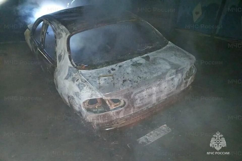 Херсонские спасатели потушили горящую машину и помогли вскрыть дверь в Геническе