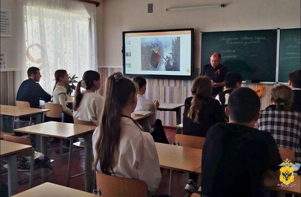 В Херсонской области сотрудники полиции продолжают цикл уроков патриотического воспитания для школьников