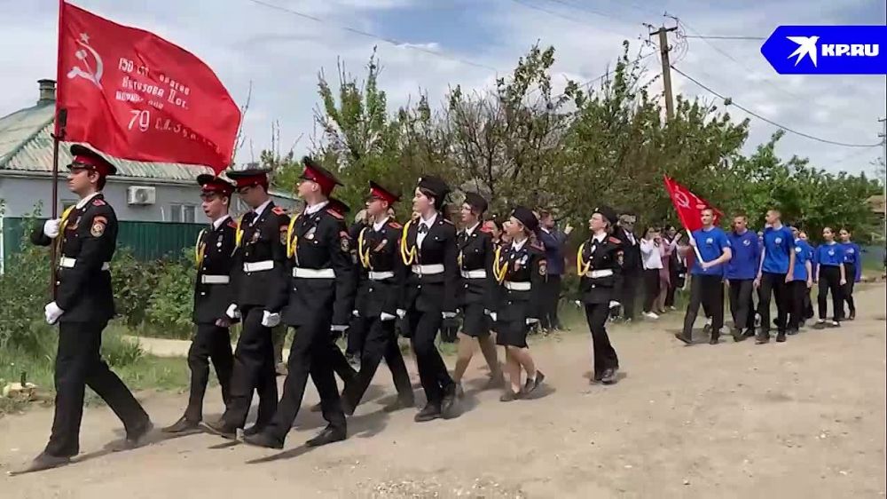 Знамя Победы и праздничный марш: в Херсонской области у дома ветерана