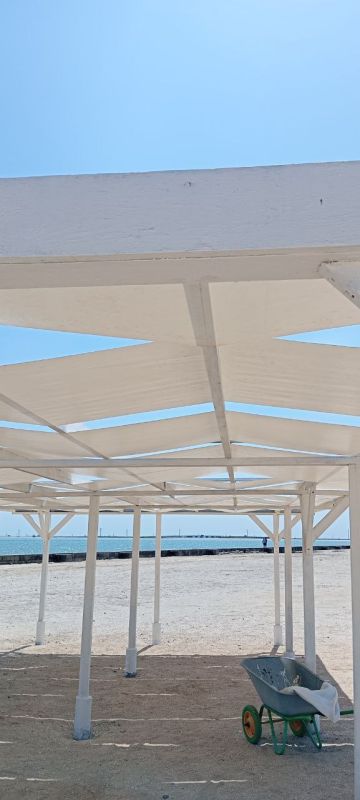 Коммунальные работники продолжают благоустраивать городской пляж к лету