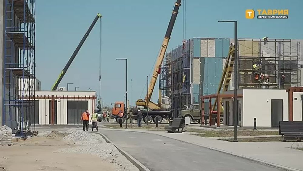 Заместитель главы Администрации Президента России Сергей Кириенко вручил благодарности от Владимира Путина представителям власти Херсонской области, включая сотрудников Администрации губернатора, Правительства, министра...