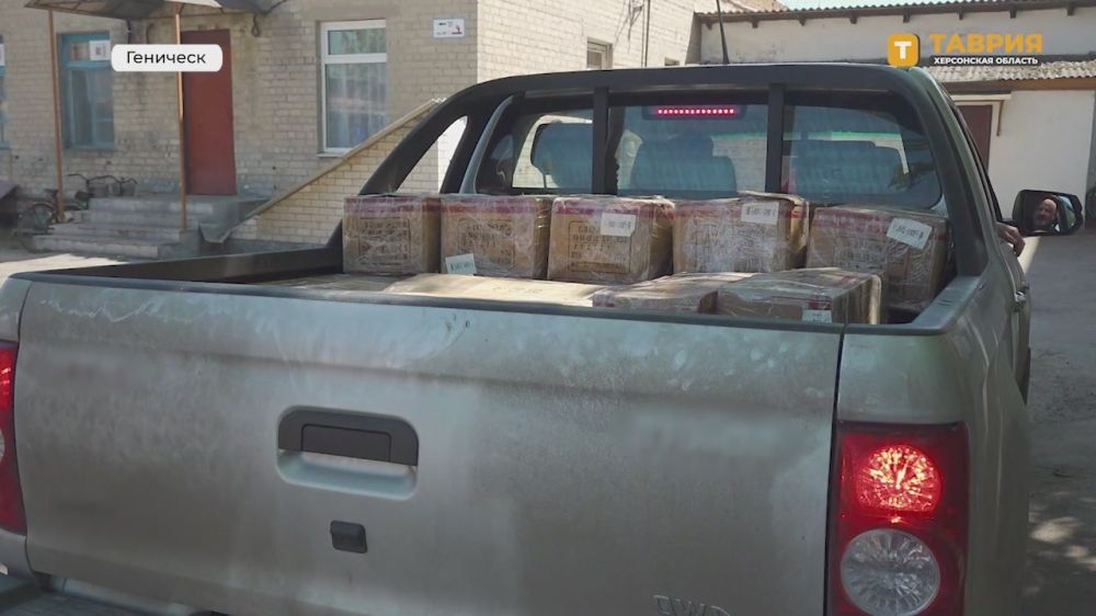 Представители Народного фронта привезли ученикам школы-интерната Генического округа 200 пар кроссовок