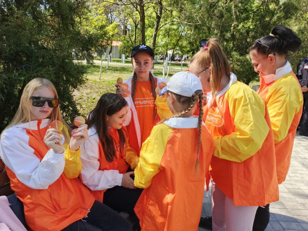 К 5 летию Всероссийского движения #МЫВМЕСТЕ в "Парке Культуры и отдыха " добровольцы раздали значки #МЫВМЕСТЕ