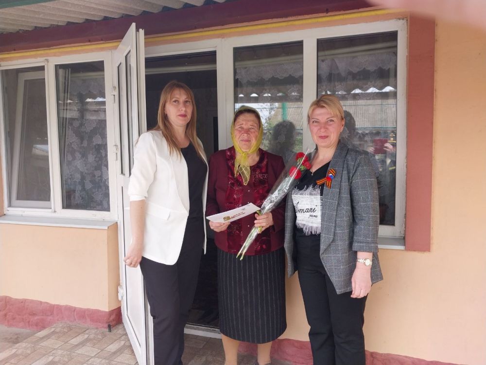 В преддверии Дня Победы в Крестовском территориальном отделе администрации Чаплинского муниципального округа поздравили семьи ветеранов