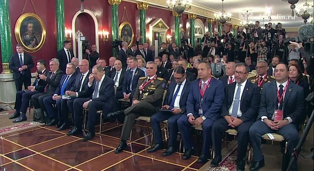 По итогам переговоров Президенты России Владимир Путин и Венесуэлы Николас Мадуро подписали Договор о стратегическом партнёрстве и сотрудничестве двух стран