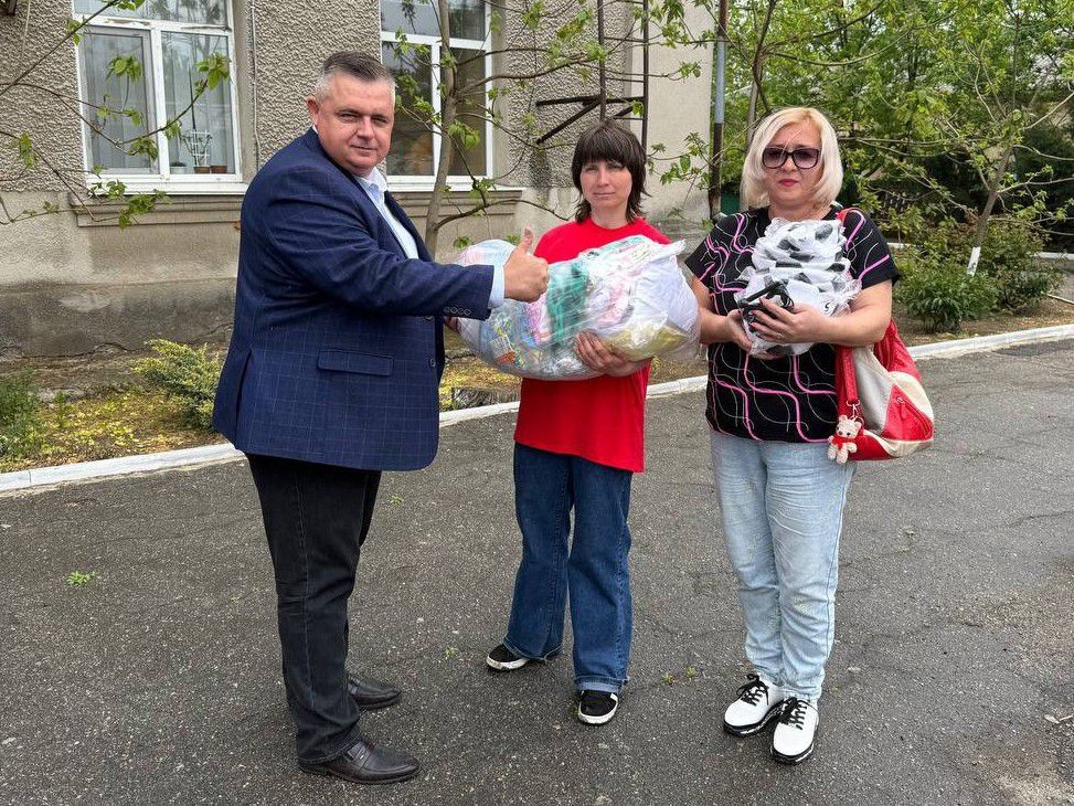 Передали Администрации Нижнесерогозского муниципального округа гуманитарную помощь (детские вещи и спортивный инвентарь), собранную Пензенским региональным отделением партии "Справедливая Россия"