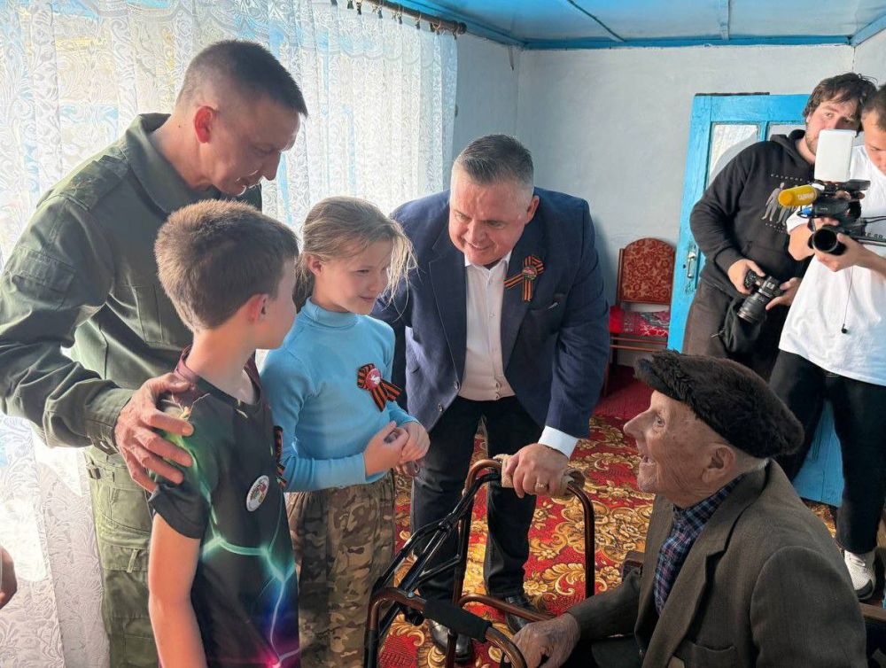 Сегодня совместно с главой Нижнесерогозского района Никитенко В.В., районным прокурором, военным комиссаром и моими помощниками поздравили ветерана Великой Отечественной войны Ивана Григорьевича Немыкина с 99-летием и...