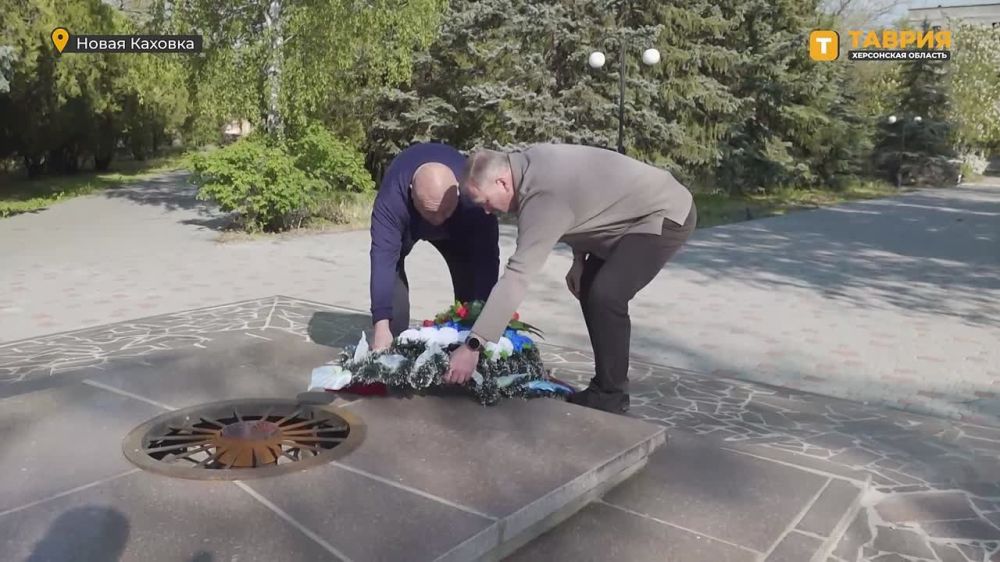 Выставку "Память огненных лет" в Новой Каховке посетил сенатор от Херсонской области Константин Басюк