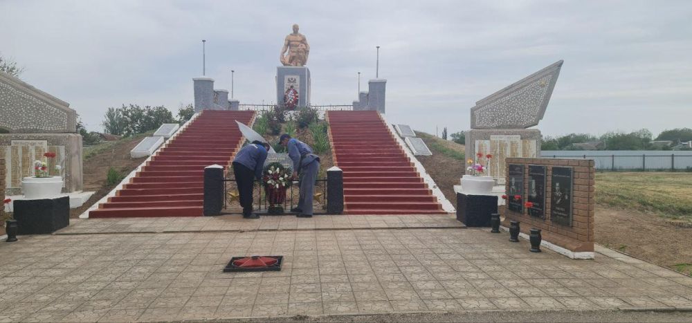 Сотрудники "Облводоканала" в преддверии Дня Победы возложили венки к 14 памятным местам региона