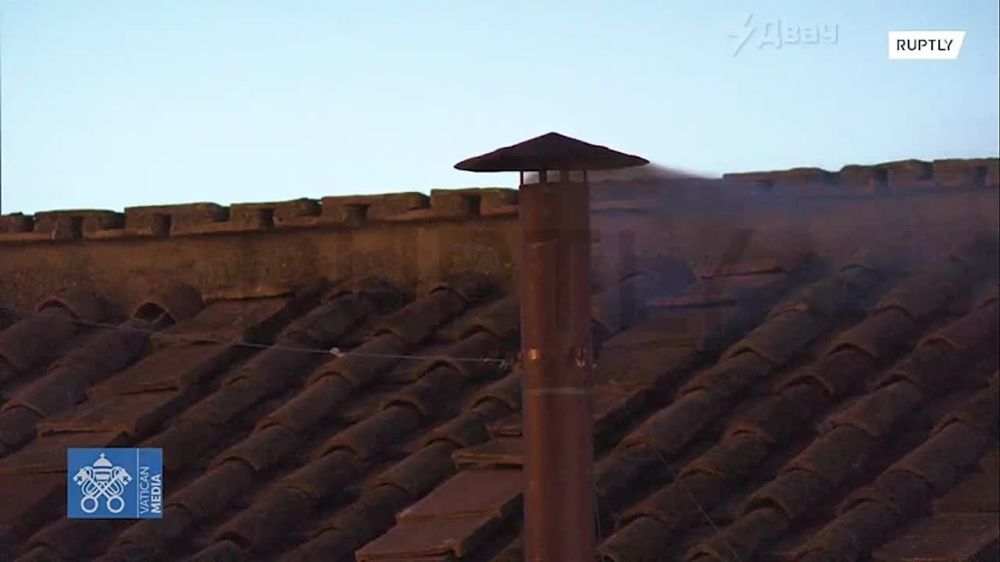 В Ватикане не смогли избрать Папу Римского с первой попытки, из трубы Сикстинской капеллы пошел черный дым…