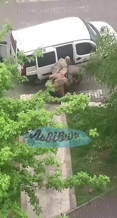 Во Львове произошел курьезный случай: мужик застрял в ограде