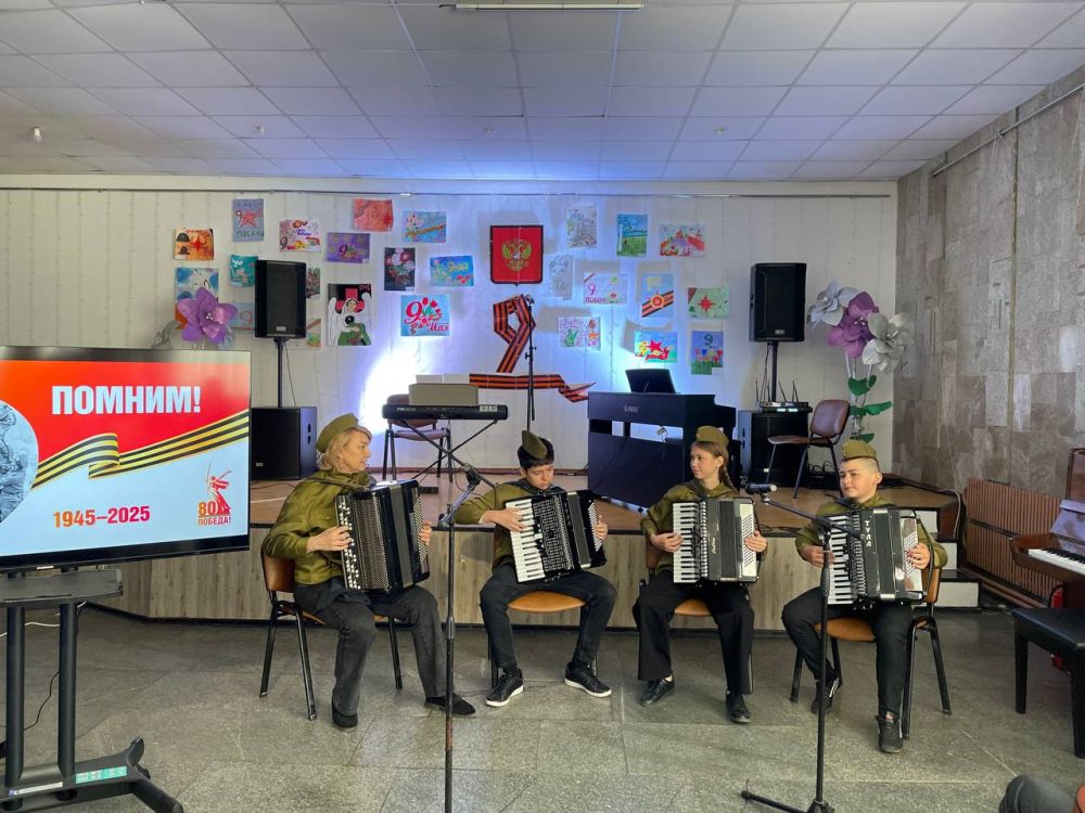 Накануне празднования 80-летия Великой Победы в Геническе состоялся финал муниципального многожанрового фестиваля исполнительского мастерства «Весна на клавишах Победы»
