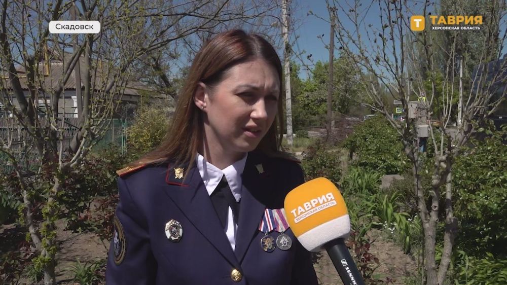 Сотрудники СУ СК России по Херсонской области с подшефным кадетским классом Скадовской школы №1 поздравили ветеранов с 80-летием Великой Победы