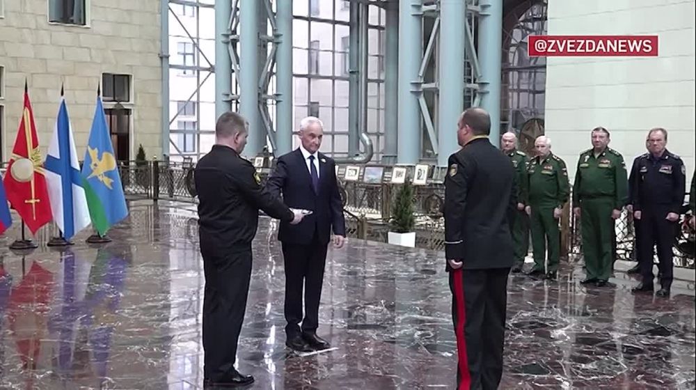 Андрей Белоусов вручил медали "Золотая Звезда" военнослужащим, проявившим мужество и героизм при выполнении боевых задач