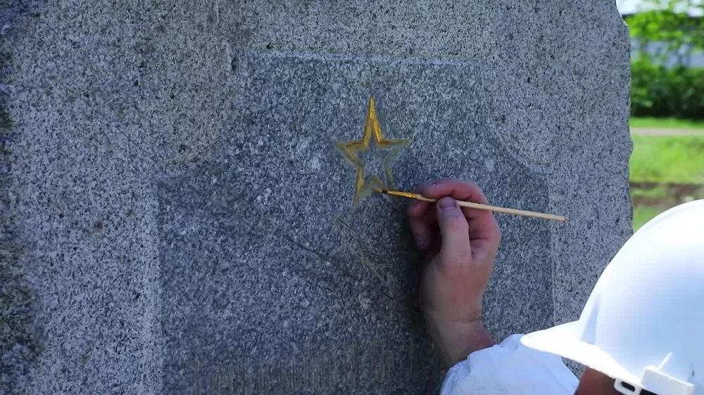 К юбилею Великой Победы Ульяновские десантники восстановили самолет-памятник в Херсонской области