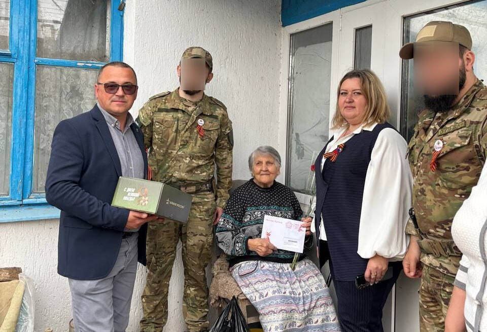 В населенных пунктах Чаплинского муниципального округа продолжают поздравлять ветеранов