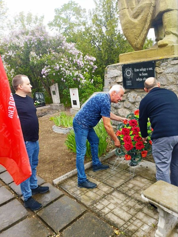 В преддверии празднования Дня Великой Победы возложили цветы воинам,погибшим за нашу Родину