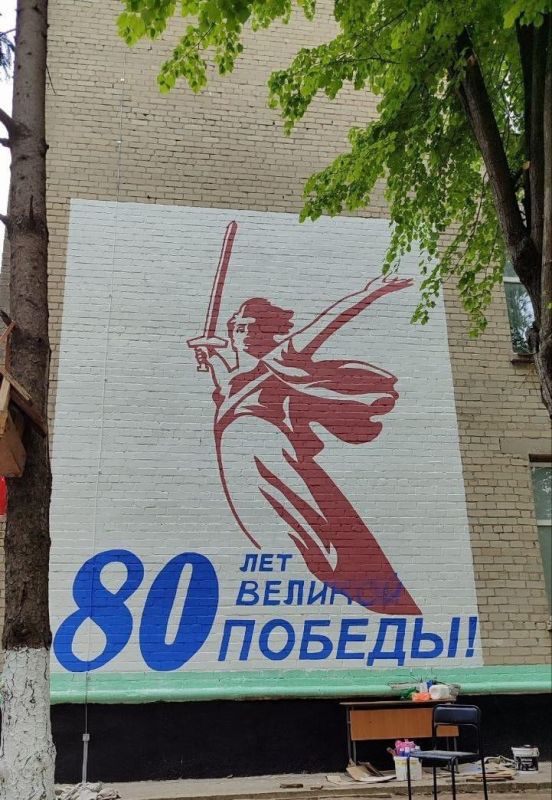 Мурал памяти героев ВОВ украсил школу в Скадовске