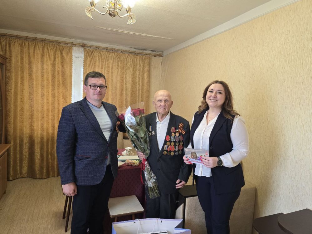 От имени губернатора Владимира Сальдо ветерана Великой Отечественной войны поздравили с 80-летием Победы