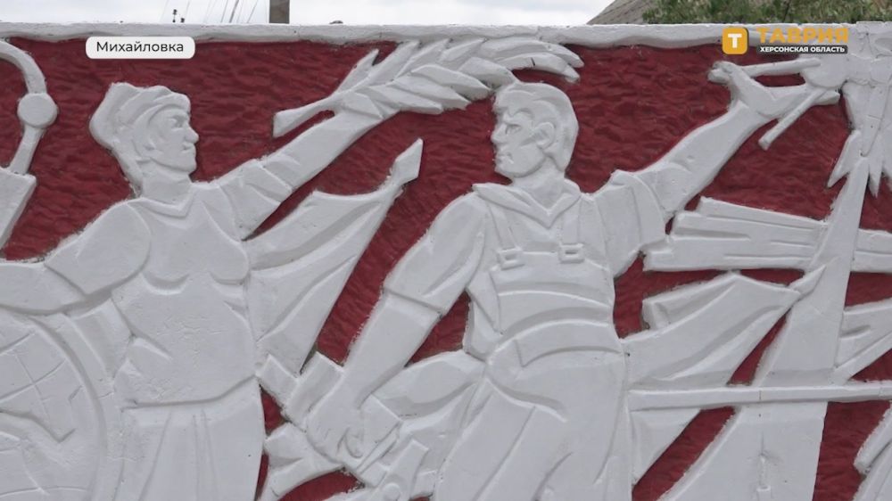 В Михайловке Скадовского округа восстановили стену памяти, изображающую ключевые вехи истории нашей страны