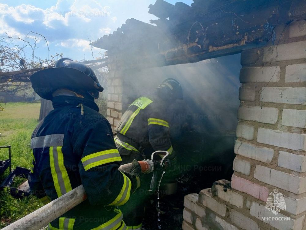 Спасатели МЧС России продолжают ликвидировать пожары в Херсонской области