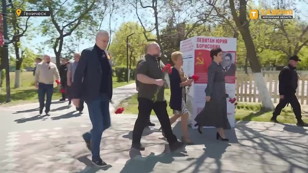 Андрей Плутницкий возложил цветы к памятнику жертвам фашизма в Геническе Херсонской области