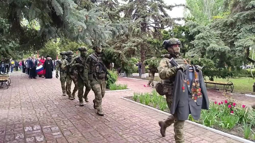 Сотни жителей Скадовска почтили память советских воинов у Вечного огня