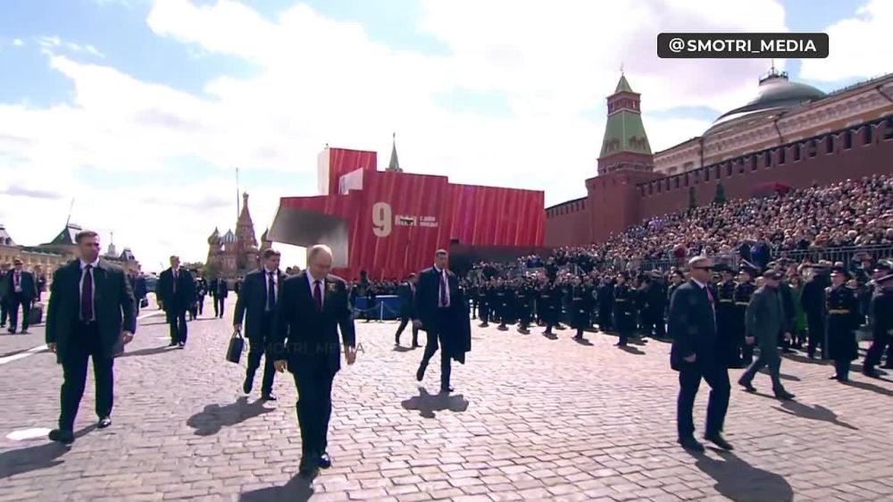 Президент РФ Владимир Путин направляется в Александровский сад, чтобы возложить цветы к Могиле Неизвестного Солдата