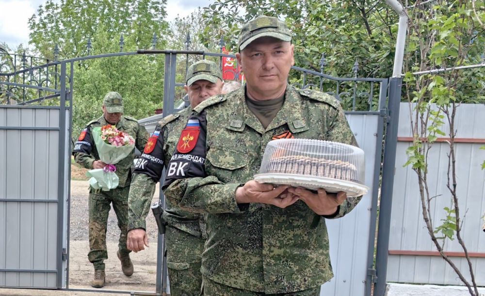 Владимир Сальдо: Военнослужащие военной комендатуры Херсонской области поздравили с Днём Победы труженицу тыла из Новотроицкого — Аиду Григорьевну Василичишину