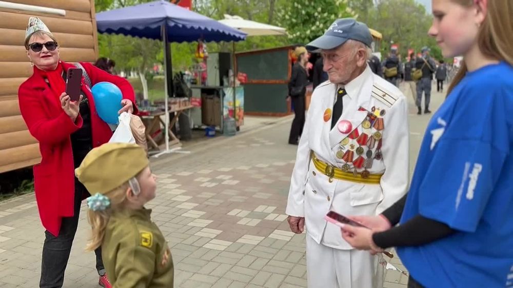Активисты Движения Первых Геническа поздравили ветерана Великой Отечественной войны