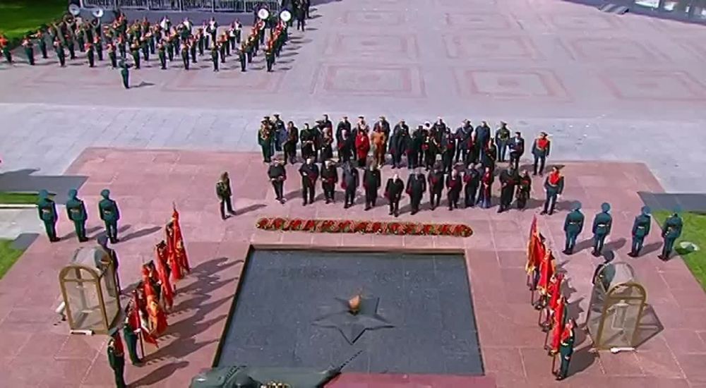 Владимир Путин с иностранными коллегами возложил цветы у Вечного огня